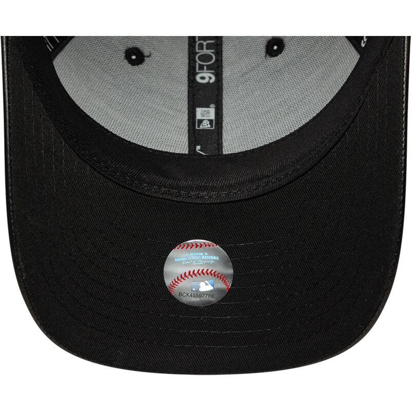shapka-izvita-cherna-snapbek-9forty-m-crown-pu-diamante-na-new-york-yankees-mlb-ot-new-era