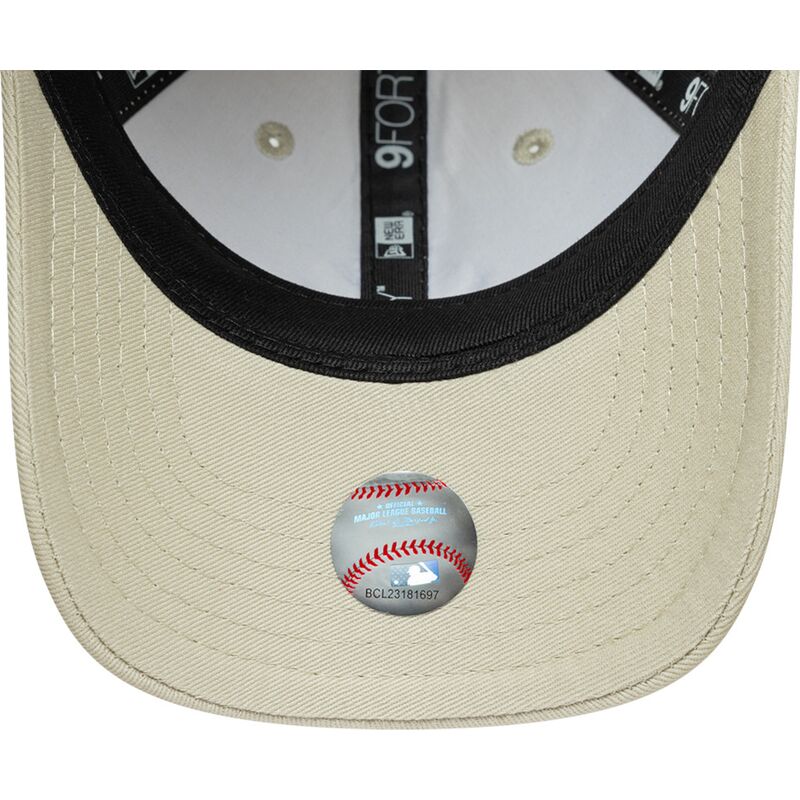shapka-izvita-bezhov-reguliruem-za-deca-rosa-9forty-dino-icon-na-new-york-yankees-mlb-ot-new-era
