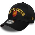 shapka-izvita-cherna-snapbek-za-deca-9forty-wordmark-na-gryffindor-harry-potter-ot-new-era