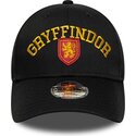 shapka-izvita-cherna-snapbek-za-deca-9forty-wordmark-na-gryffindor-harry-potter-ot-new-era