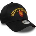shapka-izvita-cherna-snapbek-za-deca-9forty-wordmark-na-gryffindor-harry-potter-ot-new-era