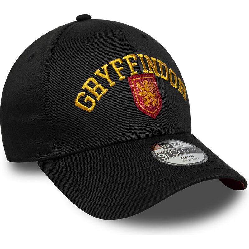 shapka-izvita-cherna-snapbek-za-deca-9forty-wordmark-na-gryffindor-harry-potter-ot-new-era