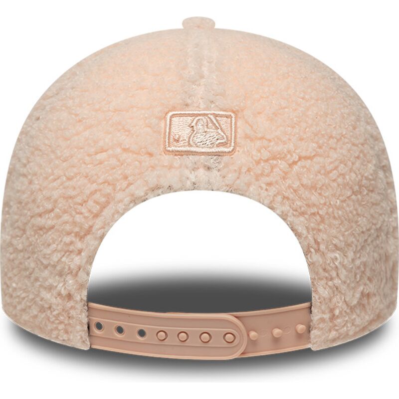 shapka-izvita-roza-snapbek-za-deca-rosa-9forty-m-crown-winter-borg-na-new-york-yankees-mlb-ot-new-era