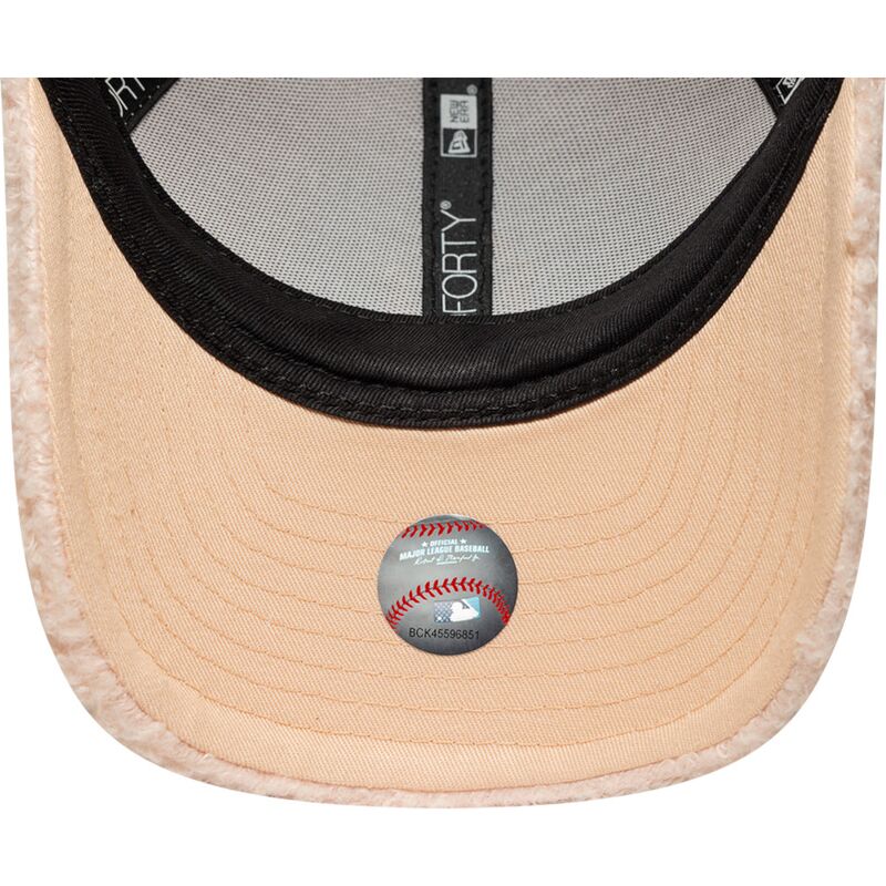 shapka-izvita-roza-snapbek-za-deca-rosa-9forty-m-crown-winter-borg-na-new-york-yankees-mlb-ot-new-era