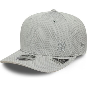 Шапка извита сив снапбек 9SEVENTY Stretch Snap Mesh Flawless на New York Yankees MLB от New Era