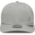 shapka-izvita-siv-snapbek-9seventy-stretch-snap-mesh-flawless-na-new-york-yankees-mlb-ot-new-era