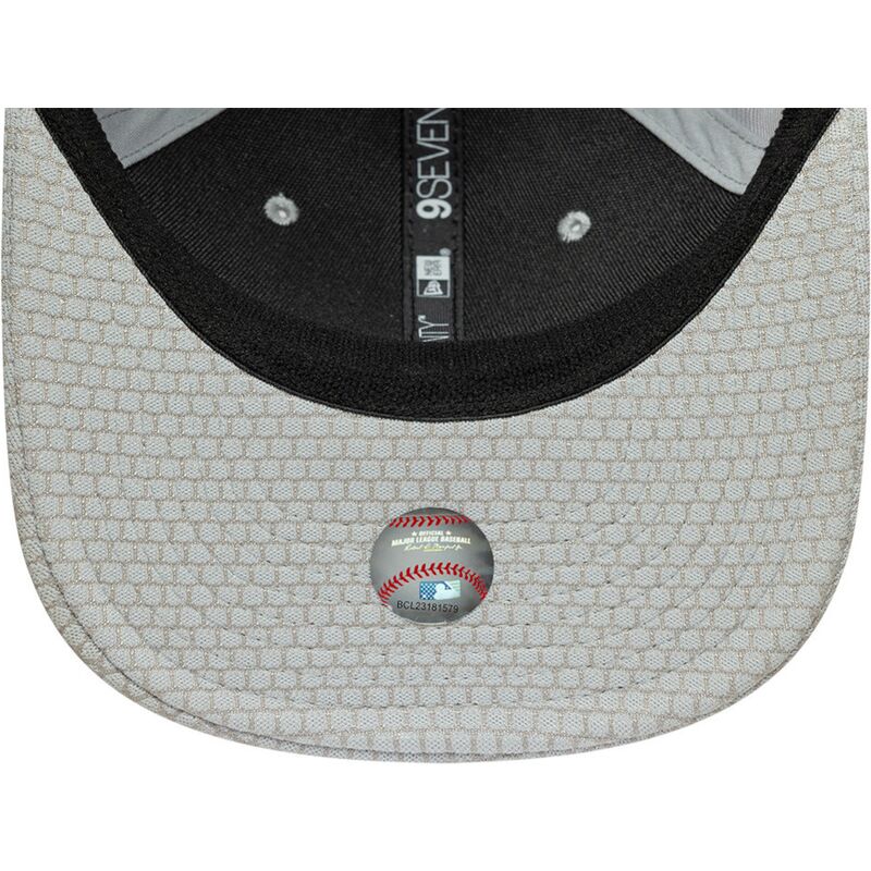 shapka-izvita-siv-snapbek-9seventy-stretch-snap-mesh-flawless-na-new-york-yankees-mlb-ot-new-era