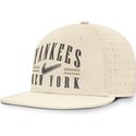 shapka-ploska-bezhov-prilepnala-dri-fit-true-structured-aero-bill-na-new-york-yankees-mlb-ot-nike