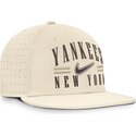 shapka-ploska-bezhov-prilepnala-dri-fit-true-structured-aero-bill-na-new-york-yankees-mlb-ot-nike