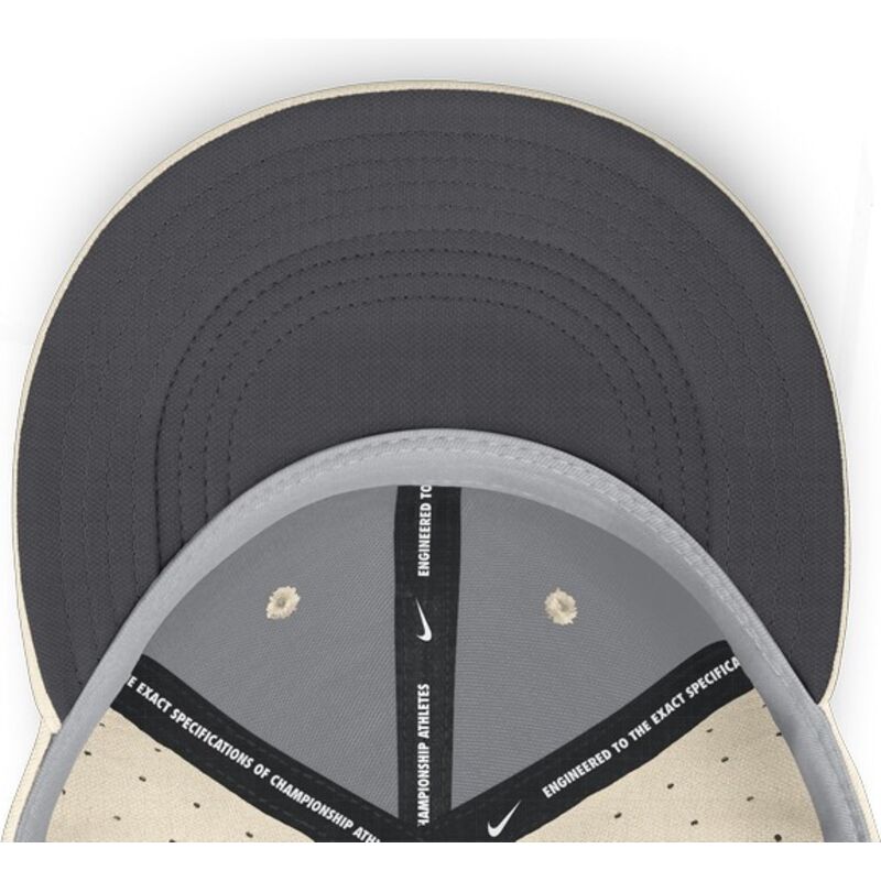 shapka-ploska-bezhov-prilepnala-dri-fit-true-structured-aero-bill-na-new-york-yankees-mlb-ot-nike shapka-ploska-bezhov-prilepnala-dri-fit-true-structured-aero-bill-na-new-york-yankees-mlb-ot-nike