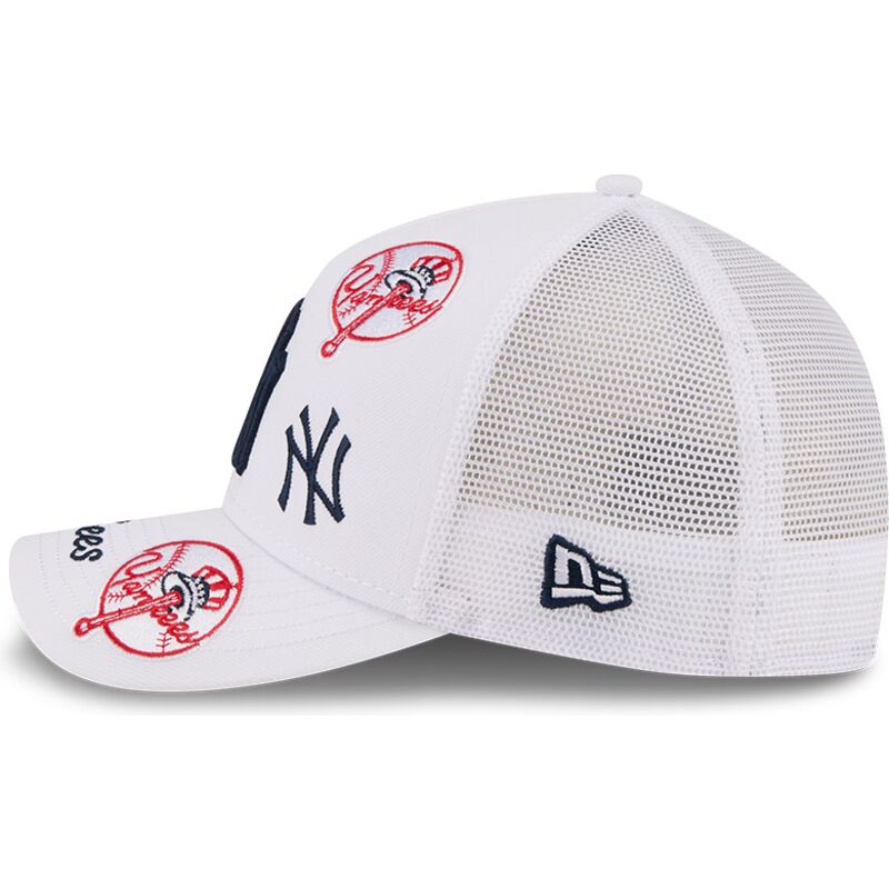 shapka-izvita-traker-byala-snapbek-9forty-m-crown-a-frame-all-over-na-new-york-yankees-mlb-ot-new-era