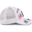 shapka-izvita-traker-byala-snapbek-9forty-m-crown-a-frame-all-over-na-new-york-yankees-mlb-ot-new-era