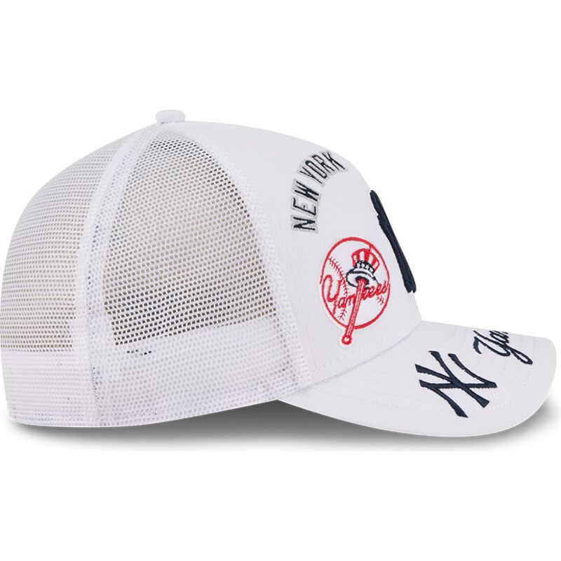 shapka-izvita-traker-byala-snapbek-9forty-m-crown-a-frame-all-over-na-new-york-yankees-mlb-ot-new-era