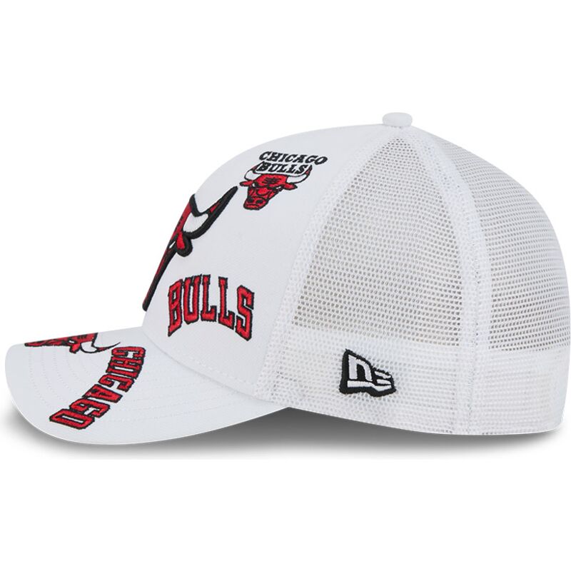 shapka-izvita-traker-byala-snapbek-9forty-m-crown-a-frame-all-over-na-chicago-bulls-nba-ot-new-era