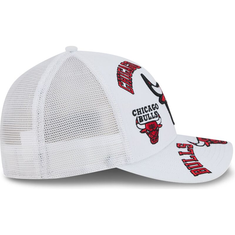 shapka-izvita-traker-byala-snapbek-9forty-m-crown-a-frame-all-over-na-chicago-bulls-nba-ot-new-era
