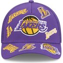 shapka-izvita-traker-violetka-snapbek-9forty-m-crown-a-frame-all-over-na-los-angeles-lakers-nba-ot-new-era