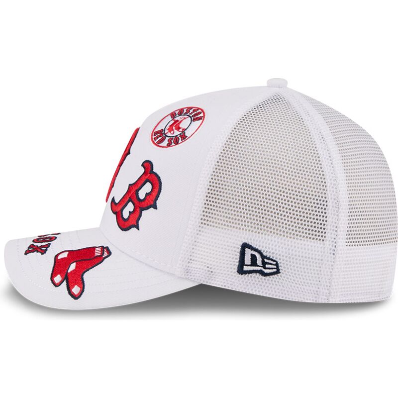 shapka-izvita-traker-byala-snapbek-9forty-m-crown-a-frame-all-over-na-boston-red-sox-mlb-ot-new-era