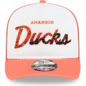 shapka-izvita-traker-oranzhev-snapbek-9fifty-a-frame-na-lifestyle-f1-na-anaheim-ducks-nhl-ot-new-era