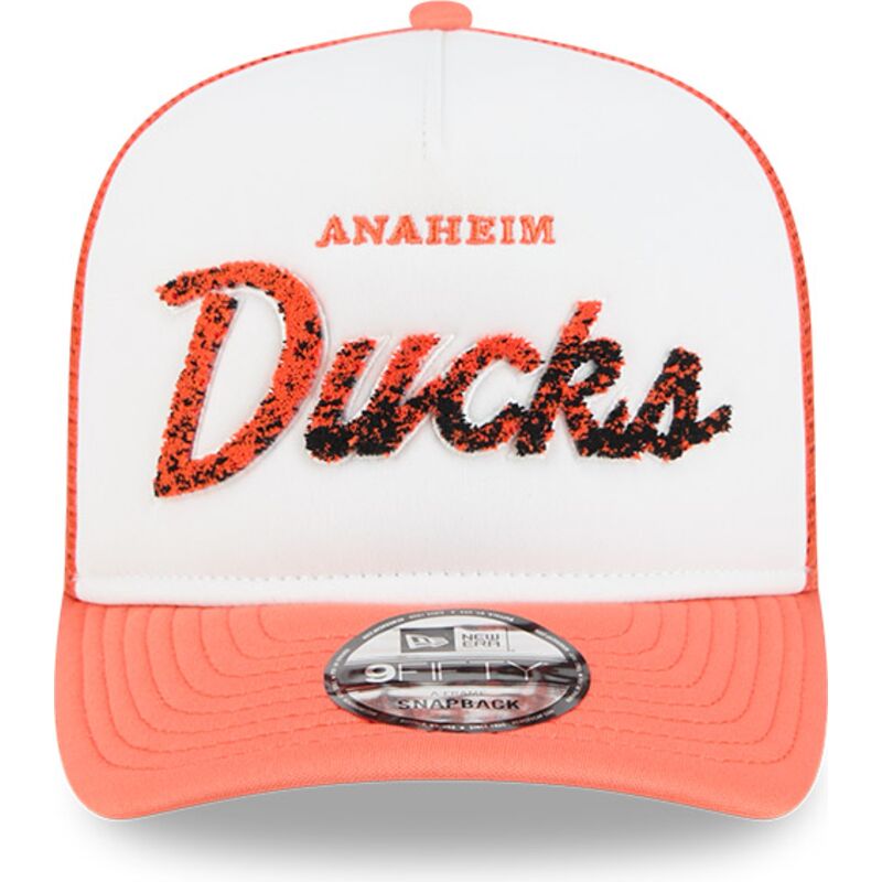 shapka-izvita-traker-oranzhev-snapbek-9fifty-a-frame-na-lifestyle-f1-na-anaheim-ducks-nhl-ot-new-era