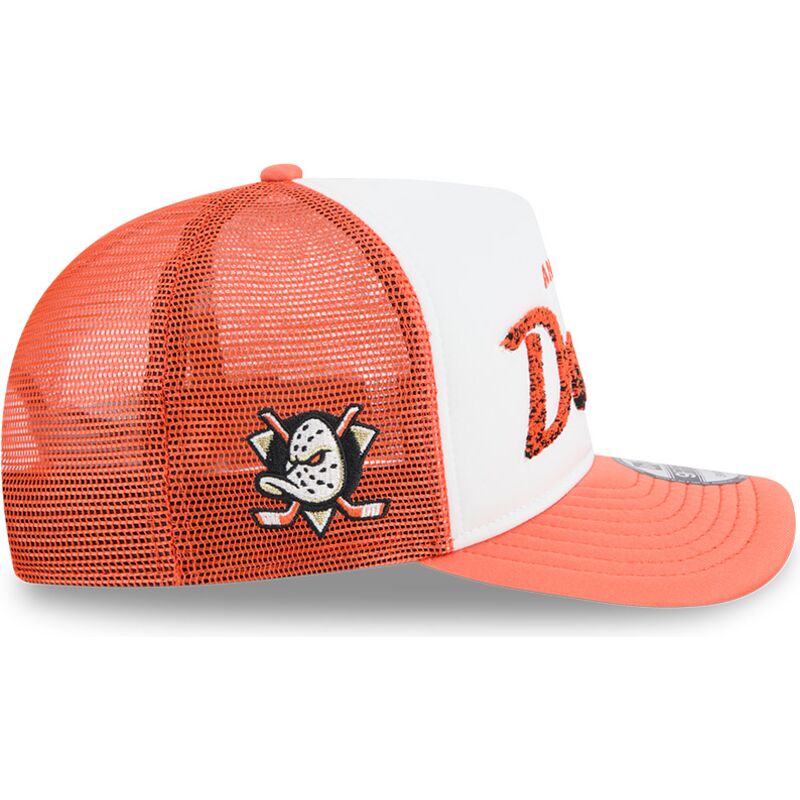 shapka-izvita-traker-oranzhev-snapbek-9fifty-a-frame-na-lifestyle-f1-na-anaheim-ducks-nhl-ot-new-era
