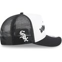 shapka-izvita-traker-cherna-snapbek-9fifty-a-frame-na-lifestyle-f1-na-chicago-white-sox-mlb-ot-new-era