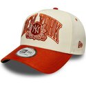 shapka-izvita-bezhov-snapbek-e-frame-wordmark-suede-na-new-york-yankees-mlb-ot-new-era