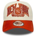 shapka-izvita-bezhov-snapbek-e-frame-wordmark-suede-na-new-york-yankees-mlb-ot-new-era