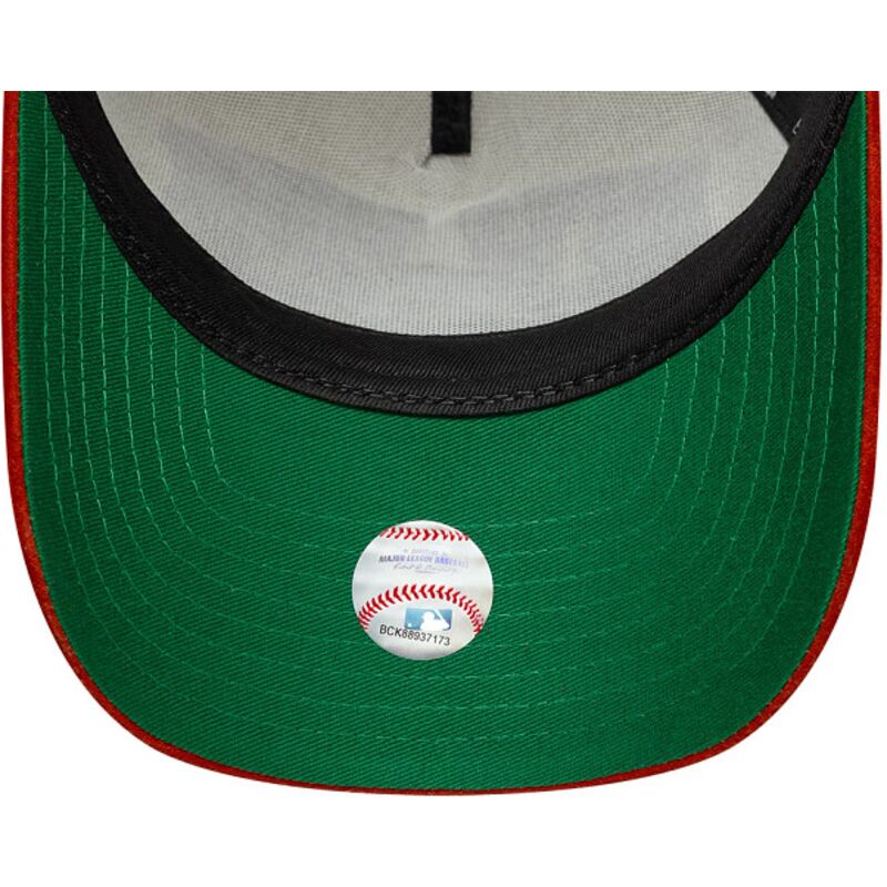 shapka-izvita-bezhov-snapbek-e-frame-wordmark-suede-na-new-york-yankees-mlb-ot-new-era