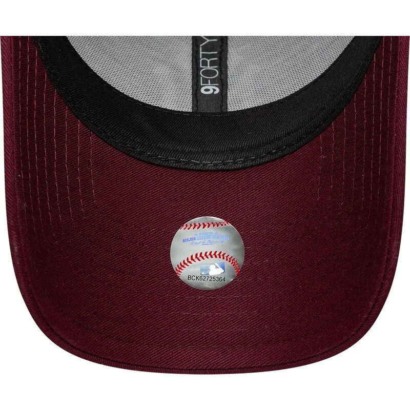 shapka-izvita-chervena-reguliruem-rosa-9forty-metallic-na-new-york-yankees-mlb-ot-new-era