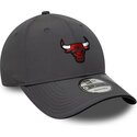 shapka-izvita-siv-reguliruem-9forty-recycled-na-chicago-bulls-nba-ot-new-era