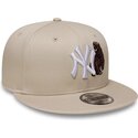 shapka-ploska-bezhov-snapbek-9fifty-outdoor-icon-na-new-york-yankees-mlb-ot-new-era