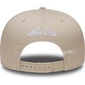 shapka-ploska-bezhov-snapbek-9fifty-outdoor-icon-na-new-york-yankees-mlb-ot-new-era