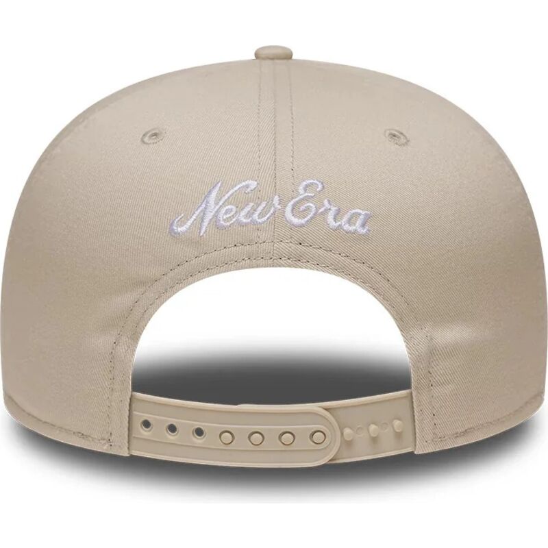 shapka-ploska-bezhov-snapbek-9fifty-outdoor-icon-na-new-york-yankees-mlb-ot-new-era