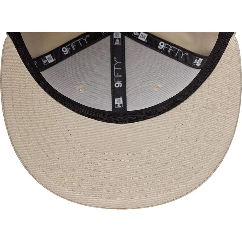 shapka-ploska-bezhov-snapbek-9fifty-outdoor-icon-na-new-york-yankees-mlb-ot-new-era