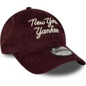 shapka-izvita-chervena-reguliruem-9twenty-a-frame-cord-script-na-new-york-yankees-mlb-ot-new-era