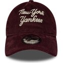 shapka-izvita-chervena-reguliruem-9twenty-a-frame-cord-script-na-new-york-yankees-mlb-ot-new-era