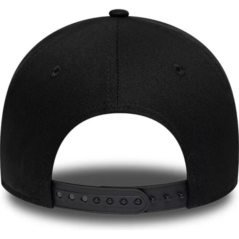 shapka-izvita-cherna-snapbek-9forty-e-frame-rubber-na-new-york-ot-new-era