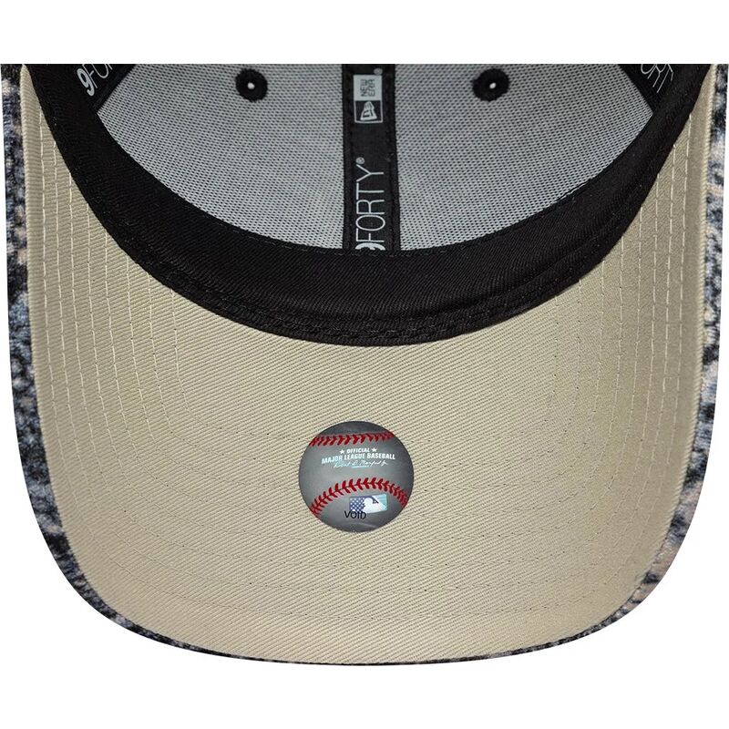 shapka-izvita-mnogocveten-reguliruem-9forty-snake-print-na-new-york-yankees-mlb-ot-new-era