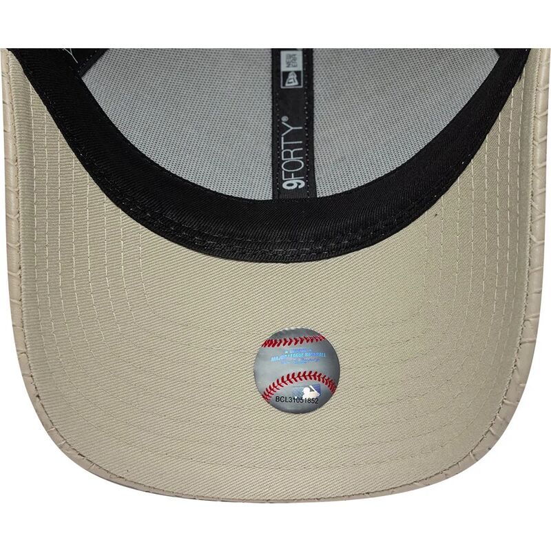 shapka-izvita-bezhov-reguliruem-9forty-pu-weave-na-new-york-yankees-mlb-ot-new-era