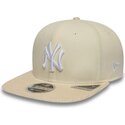 shapka-ploska-bezhov-snapbek-9fifty-cord-visor-na-new-york-yankees-mlb-ot-new-era