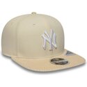 shapka-ploska-bezhov-snapbek-9fifty-cord-visor-na-new-york-yankees-mlb-ot-new-era