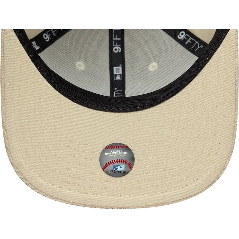 shapka-ploska-bezhov-snapbek-9fifty-cord-visor-na-new-york-yankees-mlb-ot-new-era
