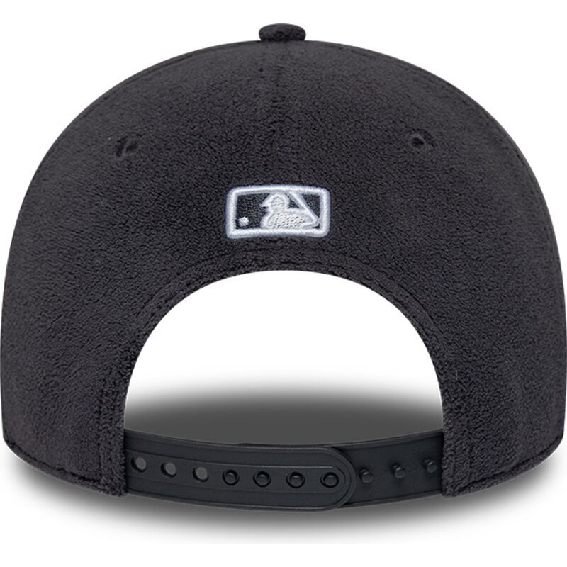 shapka-izvita-siv-snapbek-9forty-m-crown-fleece-na-los-angeles-dodgers-mlb-ot-new-era