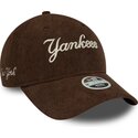 shapka-izvita-kafyav-reguliruem-9twenty-cord-script-na-new-york-yankees-mlb-ot-new-era