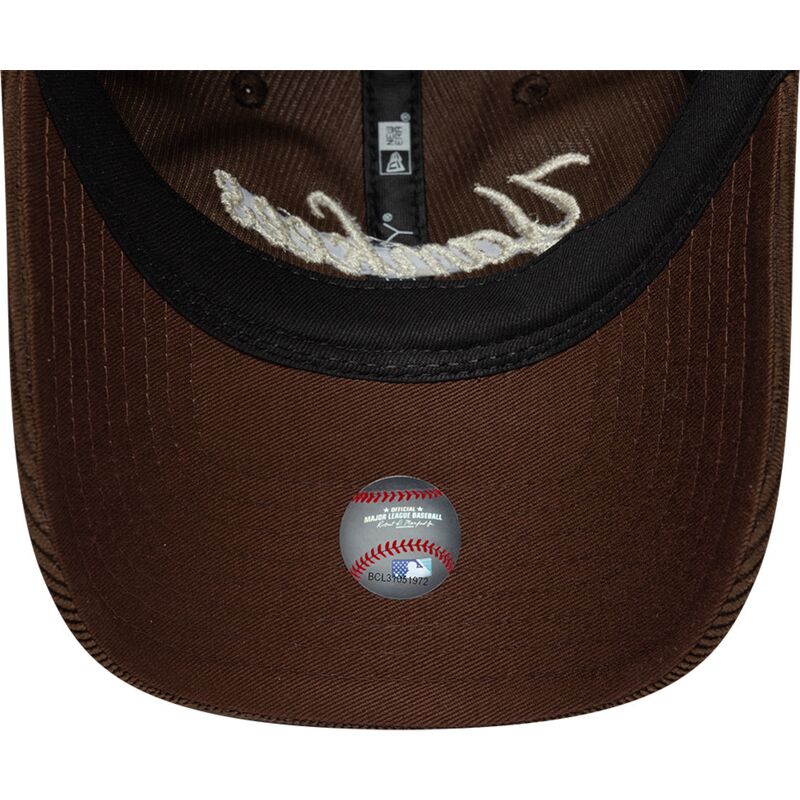 shapka-izvita-kafyav-reguliruem-9twenty-cord-script-na-new-york-yankees-mlb-ot-new-era