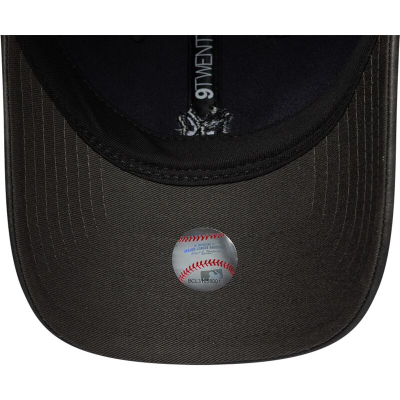 shapka-izvita-cherna-reguliruem-9twenty-washed-pu-na-new-york-yankees-mlb-ot-new-era