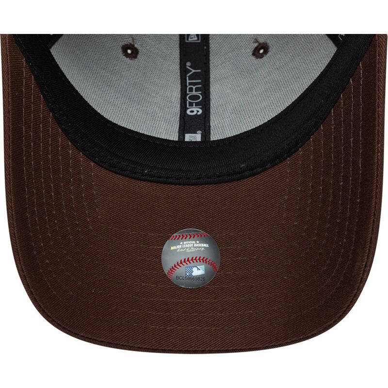 shapka-izvita-kafyav-reguliruem-9forty-league-essential-na-new-york-yankees-mlb-ot-new-era