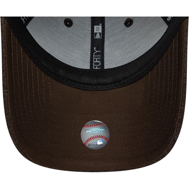 shapka-izvita-kafyav-snapbek-9forty-winter-na-new-york-yankees-mlb-ot-new-era shapka-izvita-kafyav-snapbek-9forty-winter-na-new-york-yankees-mlb-ot-new-era
