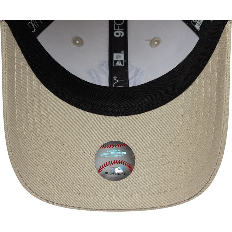 shapka-izvita-bezhov-reguliruem-9forty-monster-icon-na-new-york-yankees-mlb-ot-new-era