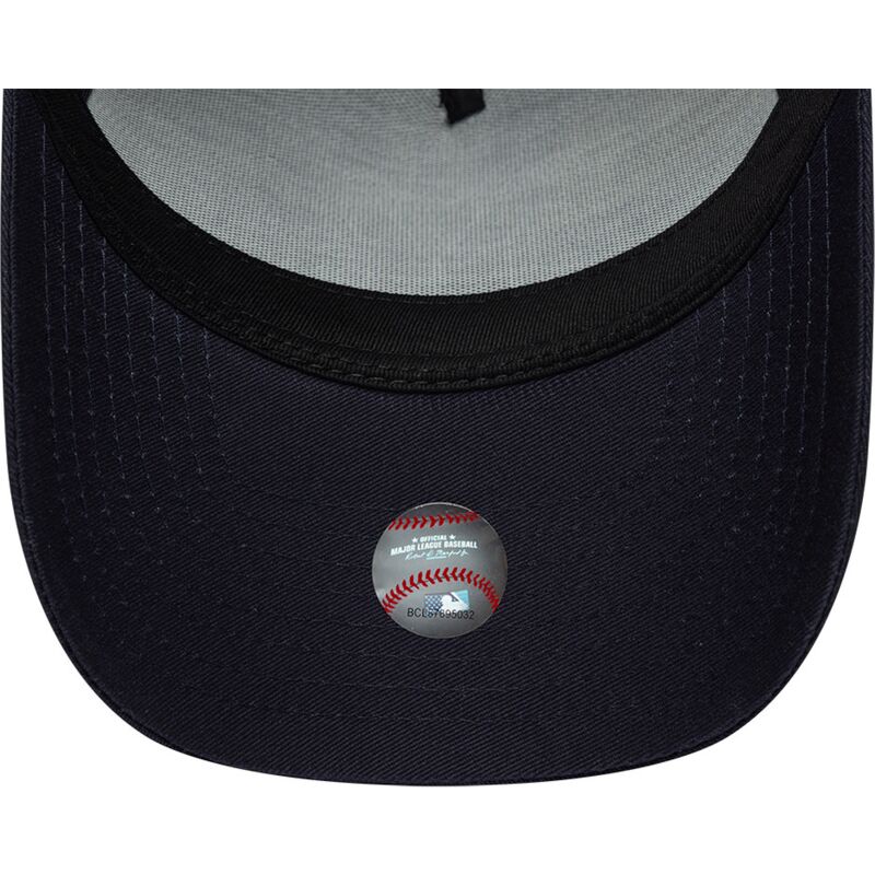 shapka-izvita-tmnosin-snapbek-9forty-e-frame-team-outline-na-new-york-yankees-mlb-ot-new-era